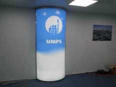 Компания UMPSО - изготовление светового пилона на ресепшн.