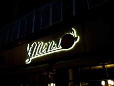 Ресторан "Тепло" - логотип из световых объемных букв.